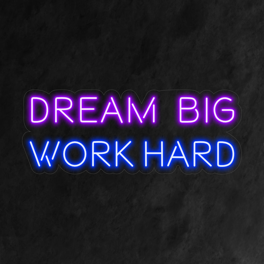 "Dream Big Work Hard Neon Sign" lyser upp med ett kraftfullt sken, kombinerar drömmar med beslutsamhet, vilket gör den perfekt för utrymmen som hyllar en stark arbetsmoral och inspiration.