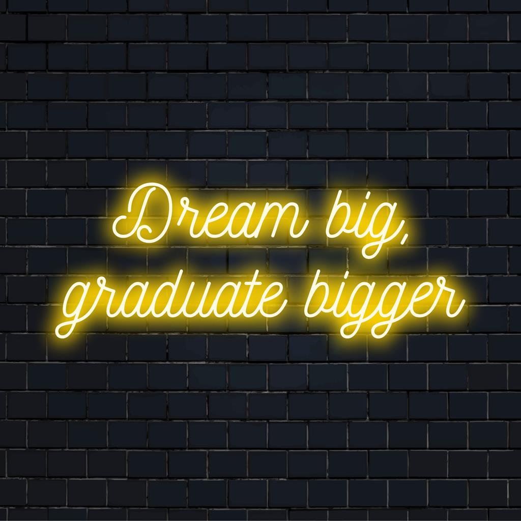 LED neonkonstskyltar visar Dream Big, Graduate Bigger i livfulla färger, perfekt för motivation och firande.