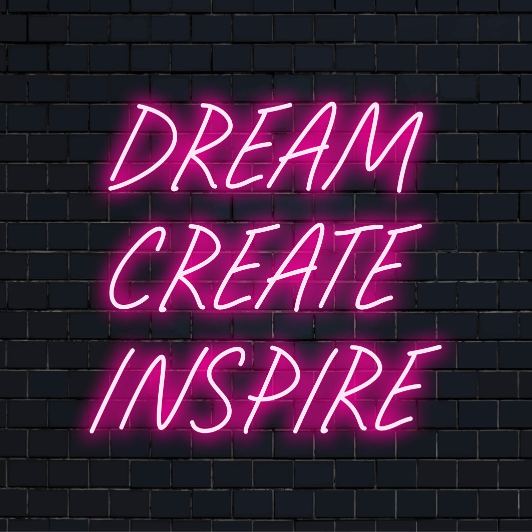 Anpassad LED-neonskylt med Dream, Create, Inspire i ett levande sken. Perfekt för unik inredning och positiv energitillskott.