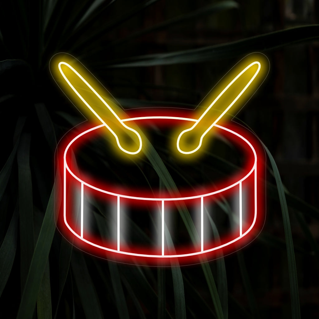 "Drum With Sticks Neon Sign" pulserar med en rytmisk glöd, perfekt för musikstudior och utrymmen dedikerade till konsten att trumma.
