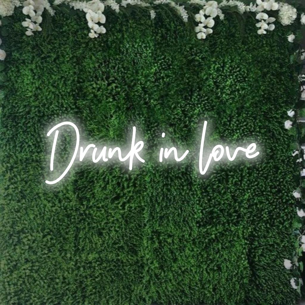 Livlig anpassad LED-neonskylt läser "Drunk In Love", som lyser upp utrymmen med levande neonkonst och glödande atmosfär.