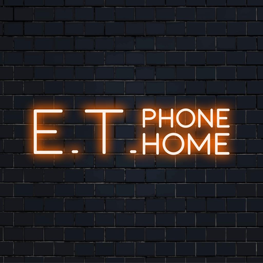 Anpassad LED-neonskylt som visar E.T. Phone Home i levande ljus som blandar retrocharm med modern neoninredning.