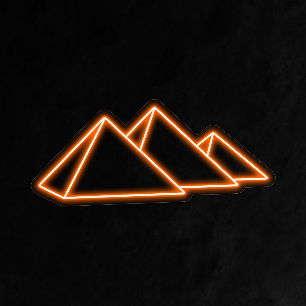 "Egyptian Pyramids Neon Sign" lyser upp med ett majestätiskt sken, perfekt för historieentusiaster och utrymmen som uppskattar forntida civilisationers underverk och lägger till kulturell betydelse till atmosfären.