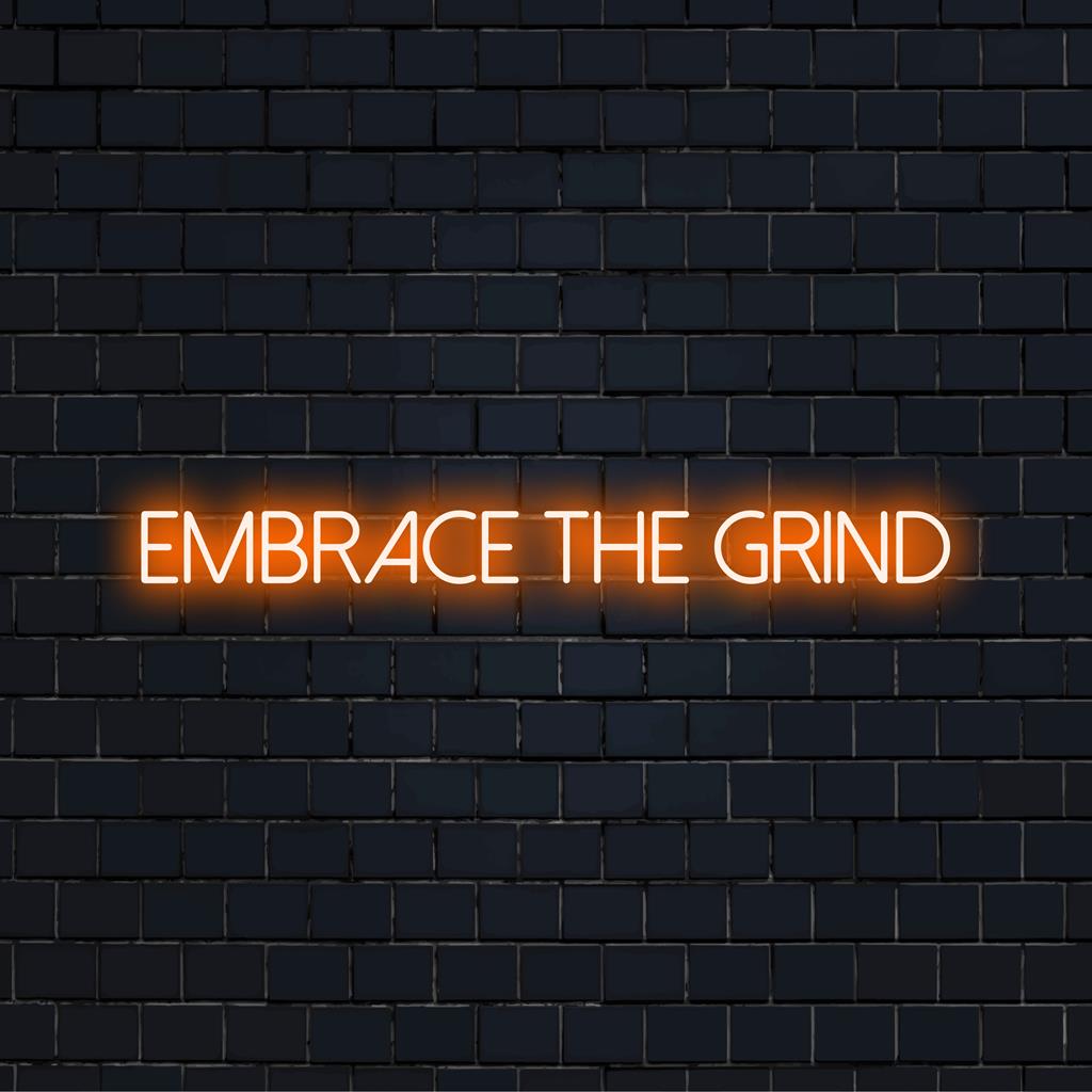 Skräddarsydd Embrace The Grind LED neonskylt med ett inspirerande citat, perfekt för motiverande inredning.
