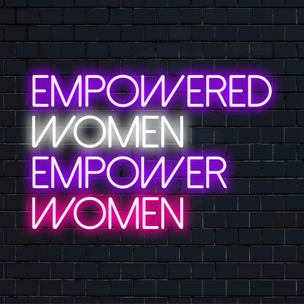 Anpassad LED-neonskylt som visar "Empowered Women Empower Women" i livfulla färger, perfekt för inspirerande väggdekorationer.