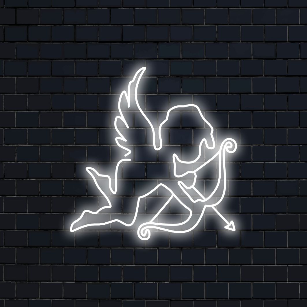 "Eros Neon Sign" lyser upp med ett förföriskt sken, perfekt för romantiska utrymmen och platser som hyllar kärlekens lockelse, och lägger till en touch av sofistikering och romantik till atmosfären.