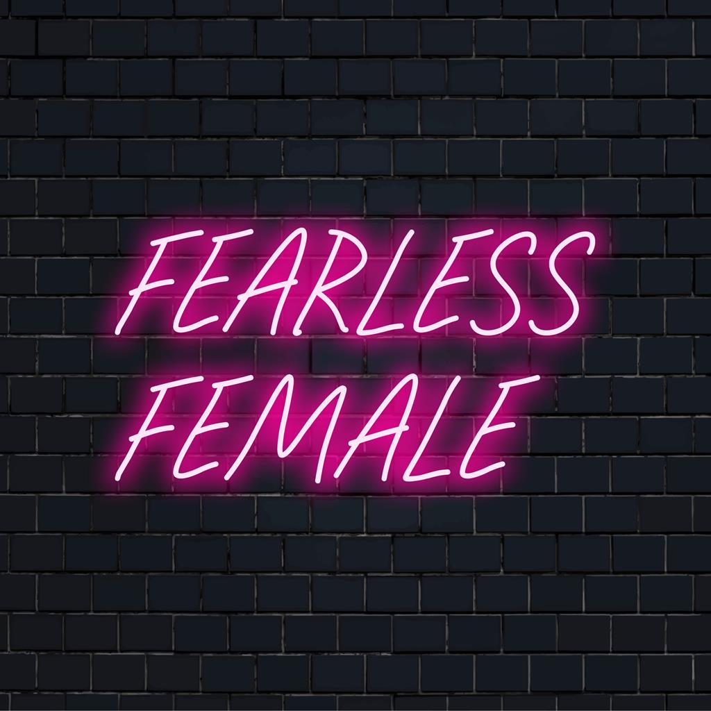Skräddarsydd LED-neonskylt av Fearless Female fras i glödande manus för modern väggdekor och stärkande neonljuskonst.