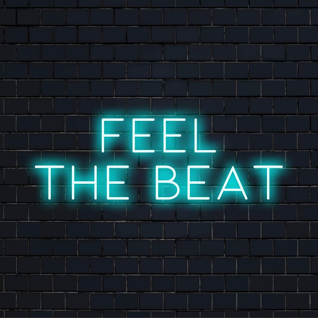 Anpassad LED-neonskylt med Feel The Beat 2-design. Fångar energi med levande neonlook, perfekt för unik inredning.