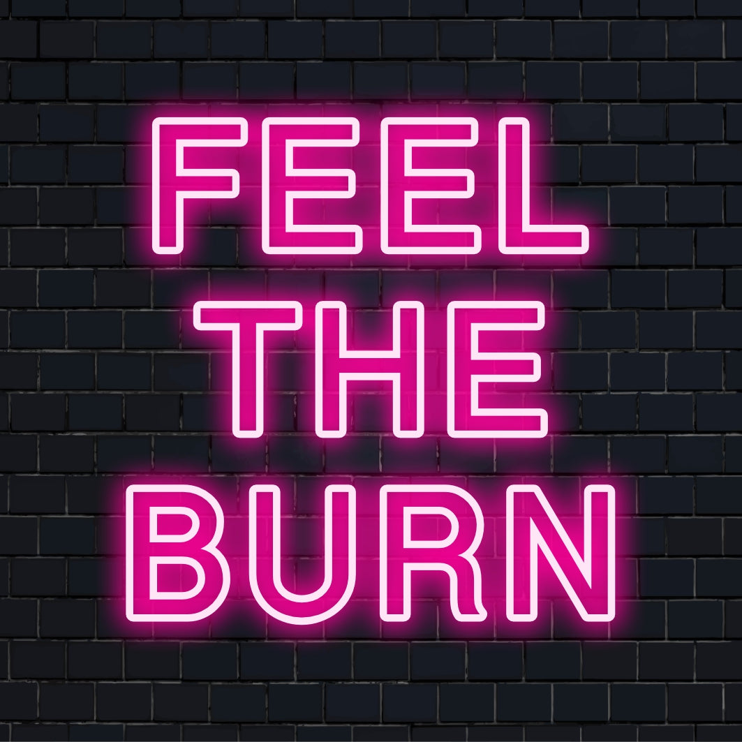 Anpassad LED neonskylt stavning Feel The Burn; levande neon väggkonst, perfekt för fitnessälskare.