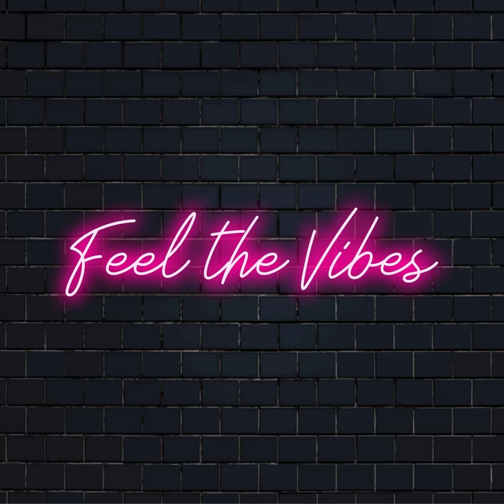 Anpassad LED-neonskylt med texten Feel The Vibes, perfekt för levande och personlig neoncitatdekor.