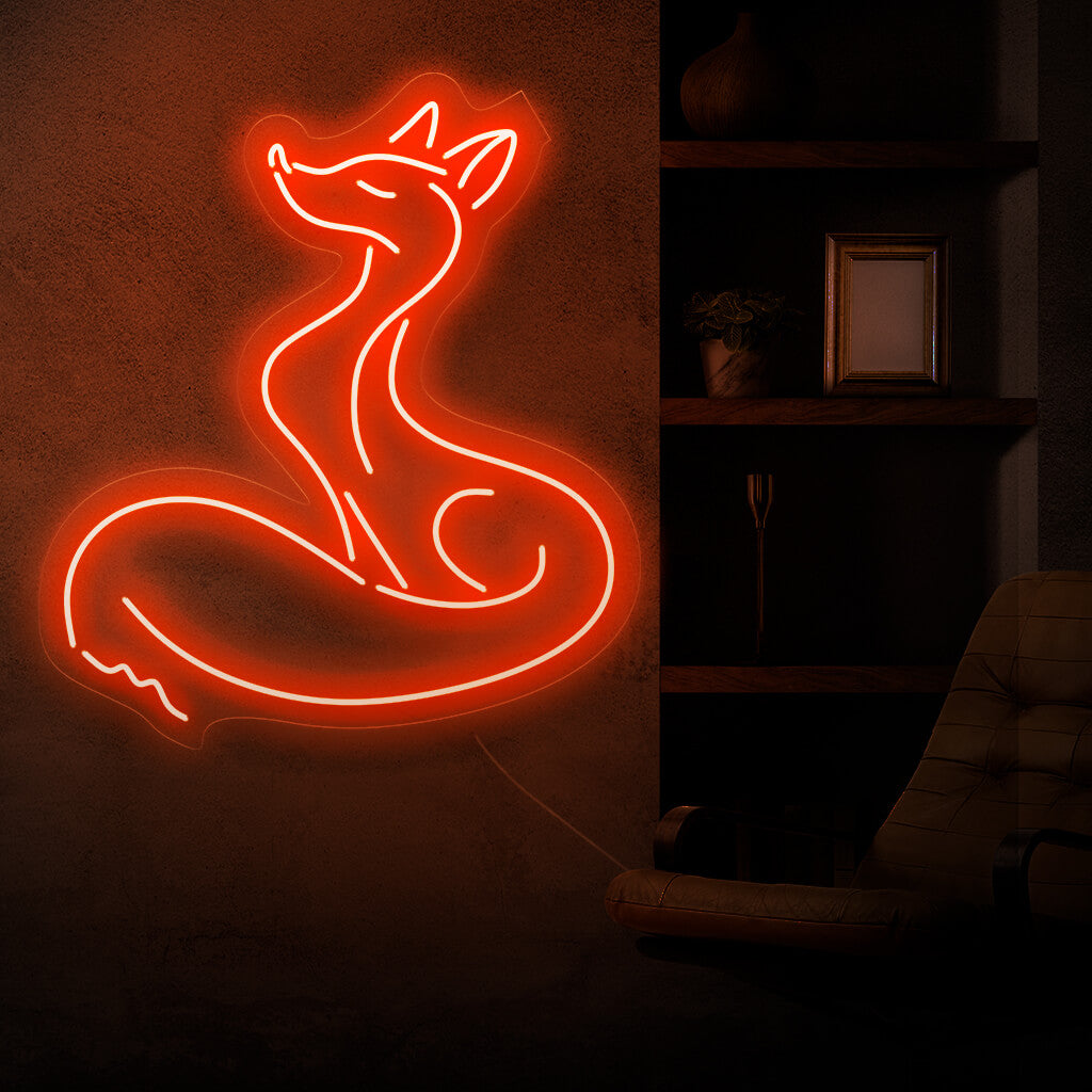 "Female Fox Neon Sign" lyser upp med nyckfull charm, perfekt för eklektiska utrymmen och interiörer med naturtema, och lägger till en touch av konstnärlig stil med porträtteringen av en räv.