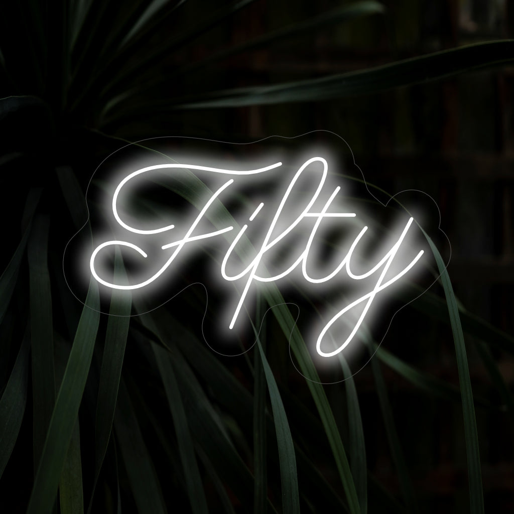 "Fifty Neon Sign" lyser upp med en festlig glöd, perfekt för milstolpeevenemang och utrymmen som firar betydelsen av att fylla femtio, vilket ger en djärv touch till atmosfären.