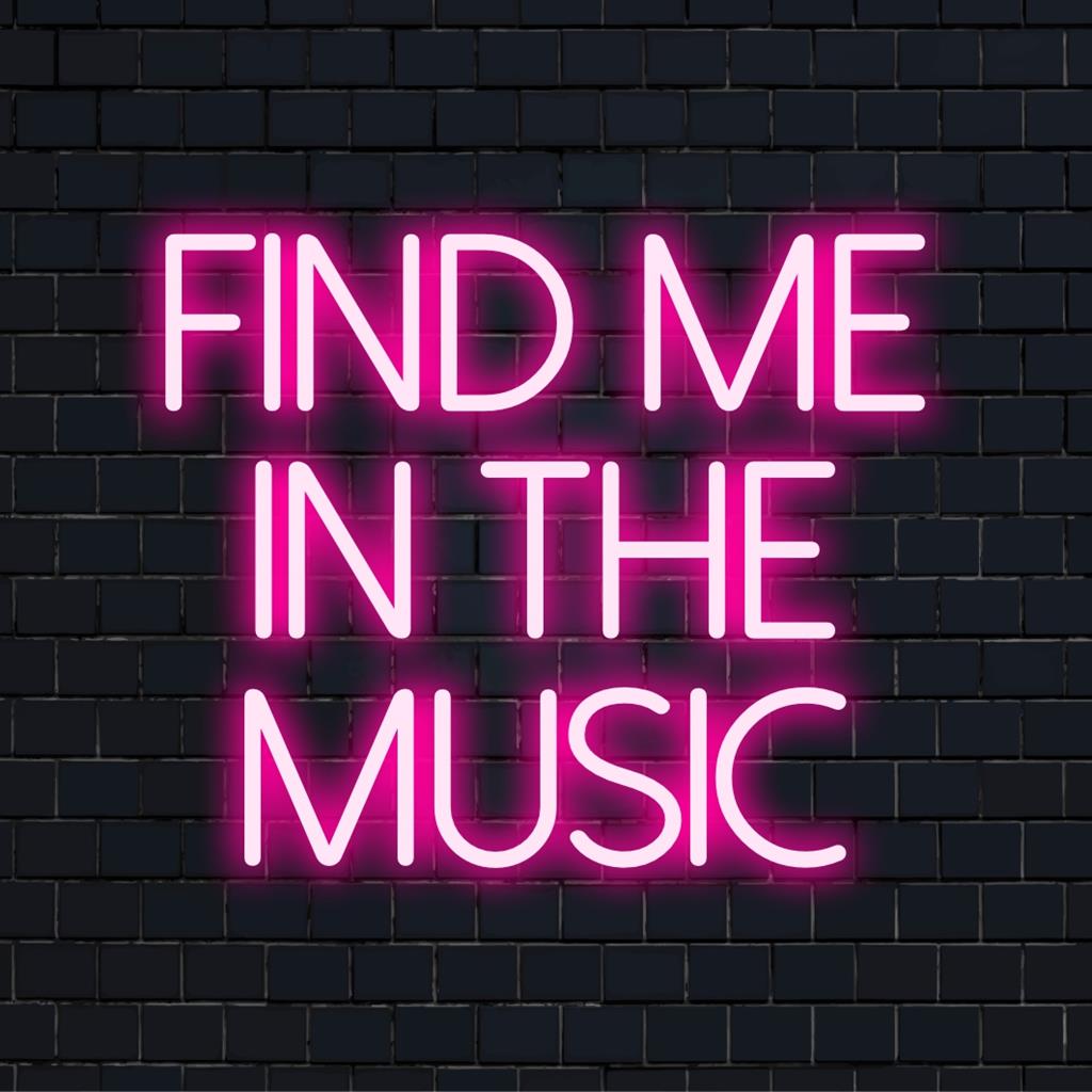 Färgglad LED-neonskylt med frasen "Find Me In The Music", glödande konstverk för alla musikälskares utrymme.