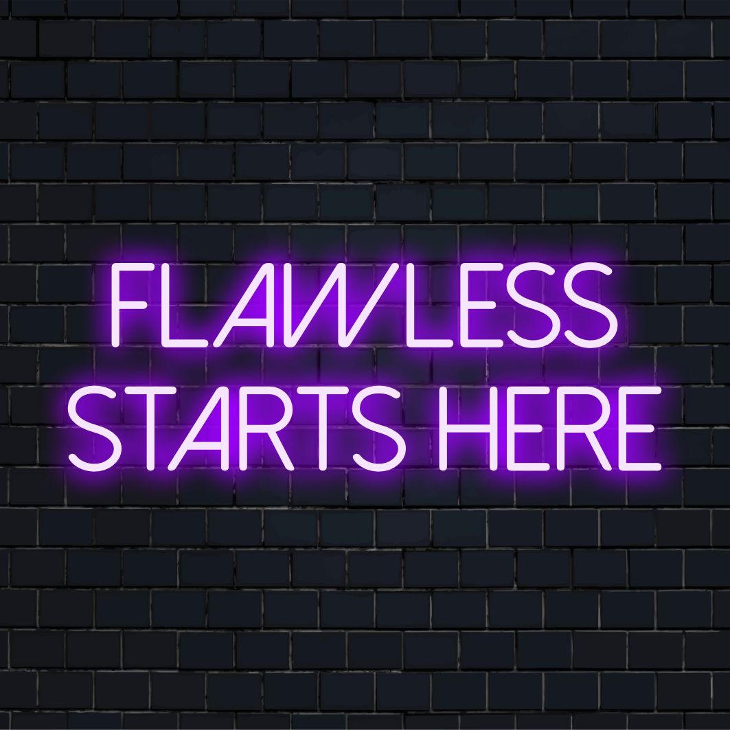 Anpassad LED-neonskylt som visar "Flawless Starts Here" i ljust manus, perfekt för modern inredning eller selfiebakgrunder.