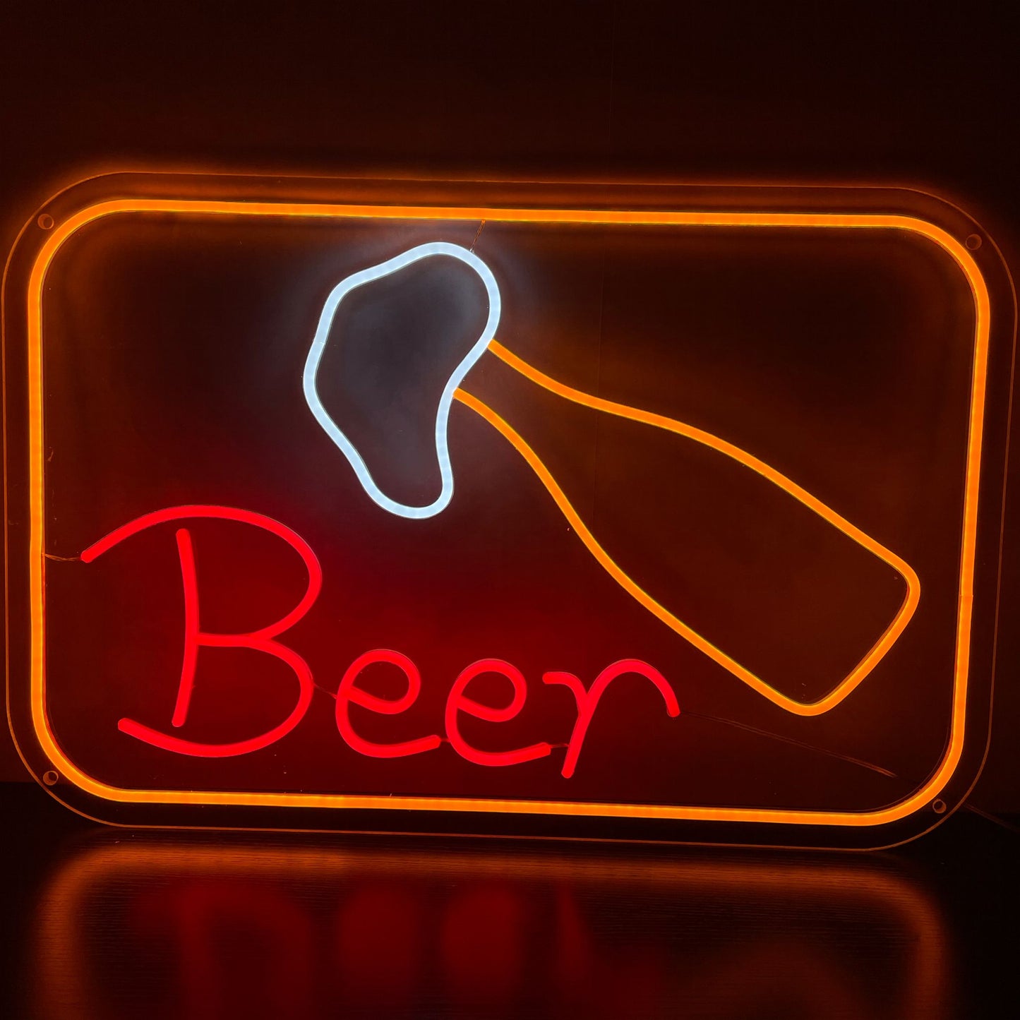 "Foamy Bottled Beer Neon Sign" - Bubblande av pubvibbar, perfekt för barer och bryggerier, för att fira glädjen med en kall, skummande öl.