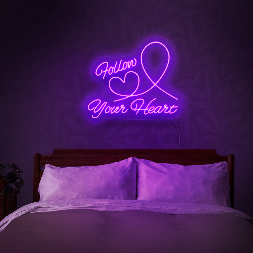 "Follow Your Heart Neon Sign" - Lyser med inspirerande briljans, perfekt för utrymmen som uppmuntrar drömmar och de som anammar resan att följa sitt hjärta.