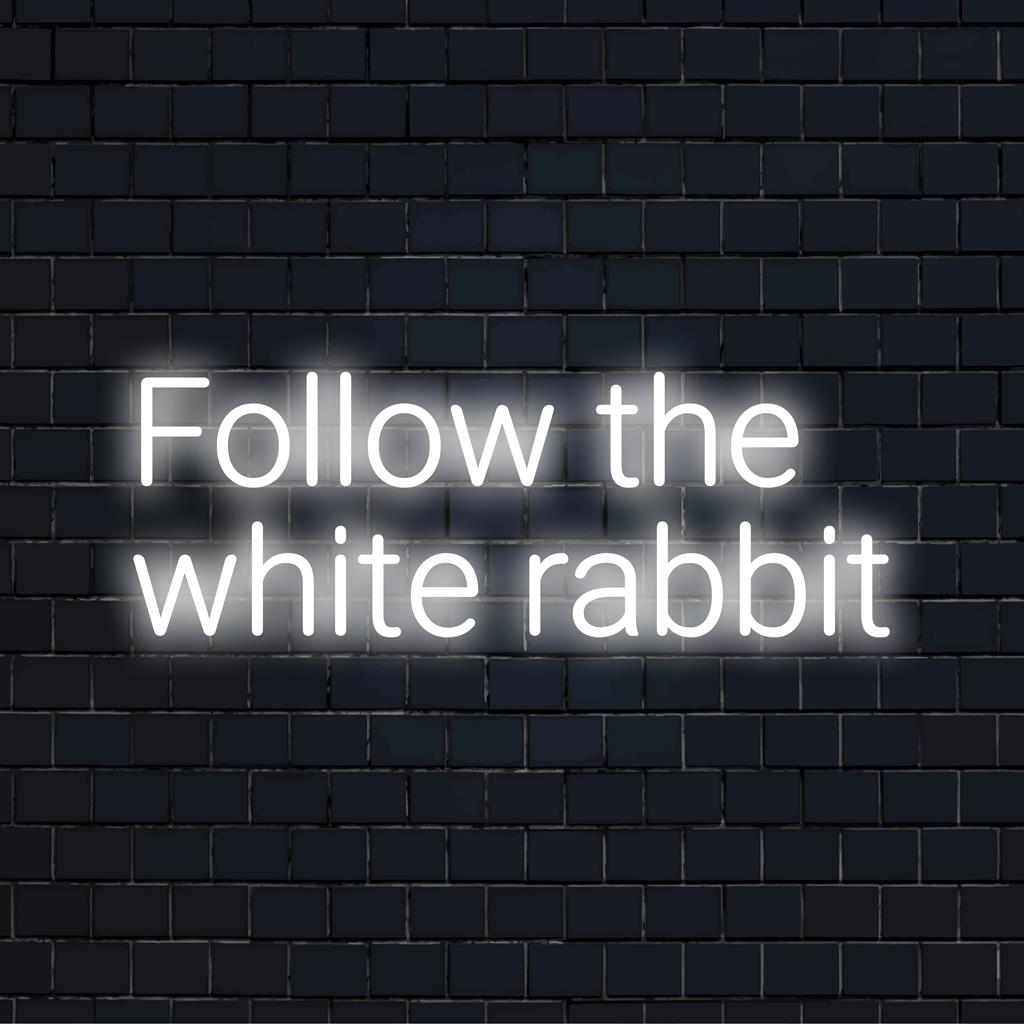 Anpassad LED-neonskylt som läser Follow The White Rabbit, med glödande vita bokstäver. Idealisk för unik neonväggkonst.