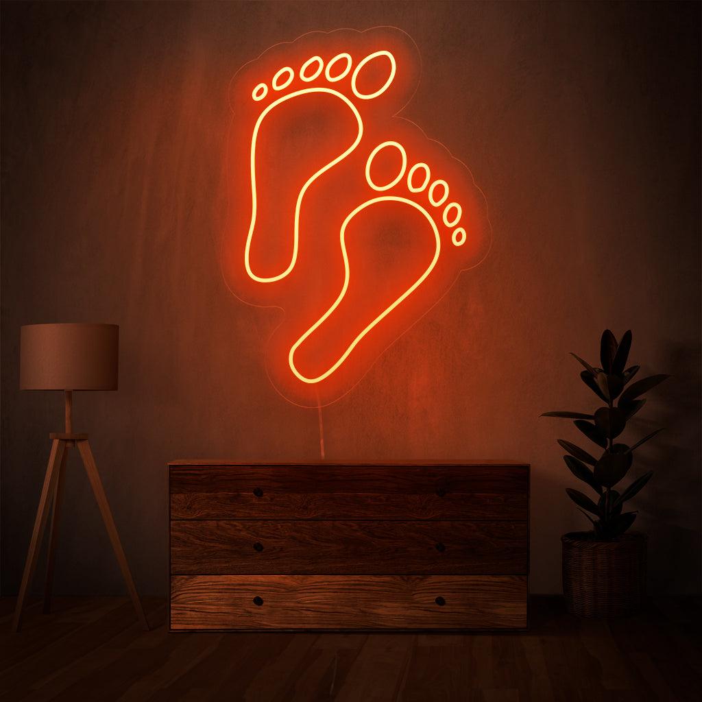 "Footprints Neon Sign" - Lämnar ett intryck av unikhet, perfekt för utrymmen med äventyrstema och utomhusbutiker, för att fira den individuella resan.
