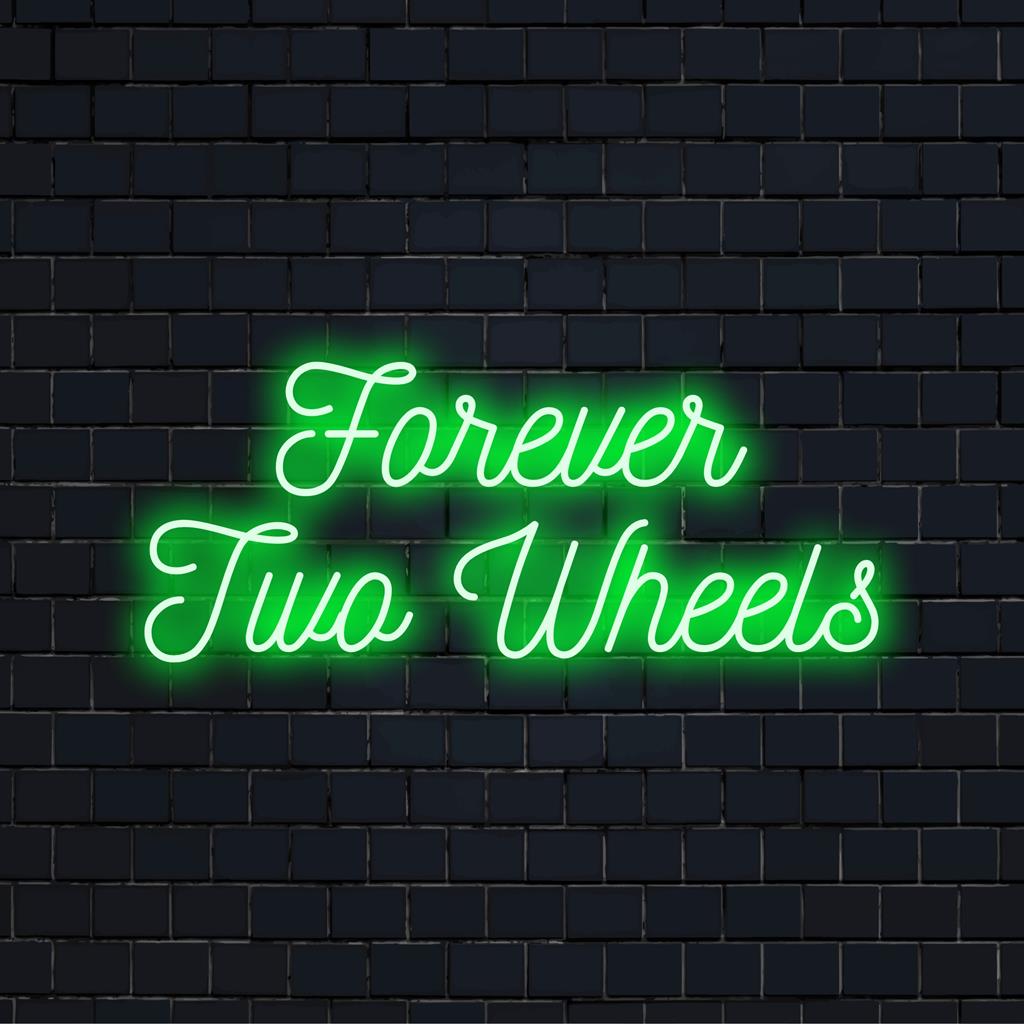 Forever Two Wheels LED neonskylt som lyser livligt, perfekt för motorcykelentusiaster och neondekorfantaster.