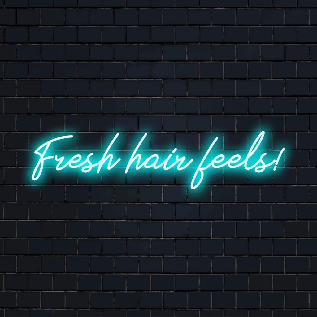 Anpassad LED neonskylt som visar Fresh Hair Feels! i levande ljus, perfekt för salonger eller personliga trimutrymmen.