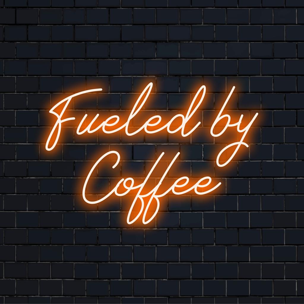 Skräddarsydd LED neonskylt som visar Fueled by Coffee. Perfekt neonväggkonst för kaffeentusiaster.