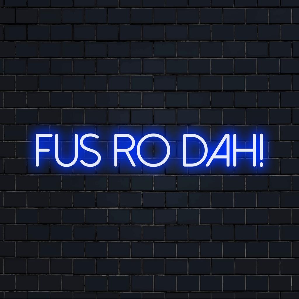 Anpassad LED-neonskylt med "Fus Ro Dah!" text; perfekt för gamers neonväggar. Fantastisk skräddarsydd neonljusdekoration.