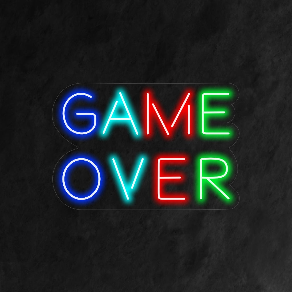 "Game Over Neon Sign" är ett nostalgiskt och retrotillägg till din interiör med speltema. Ett neonljus som fångar essensen av klassiskt spel.