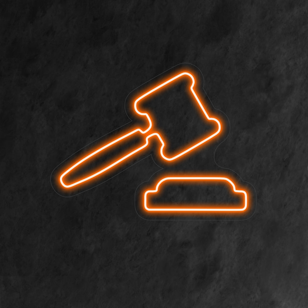 "Gavel of Justice Neon Sign" - Utstrålar auktoritet och juridiska vibbar, perfekt för advokatkontor och juridiska utrymmen, som symboliserar strävan efter rättvisa.