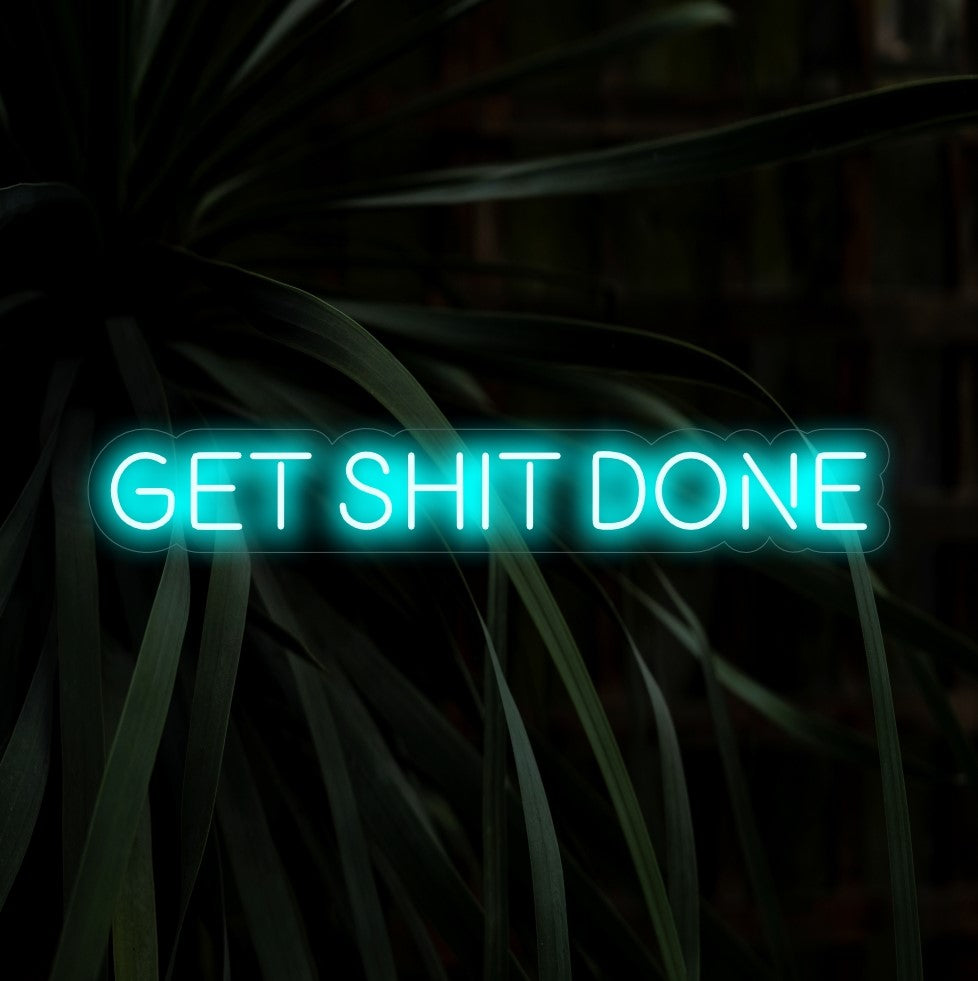 "Get Shit Done Neon Sign" - Utstrålar motiverande energi, perfekt för arbetsplatser och hemmakontor, stärker individer som strävar efter produktivitet.
