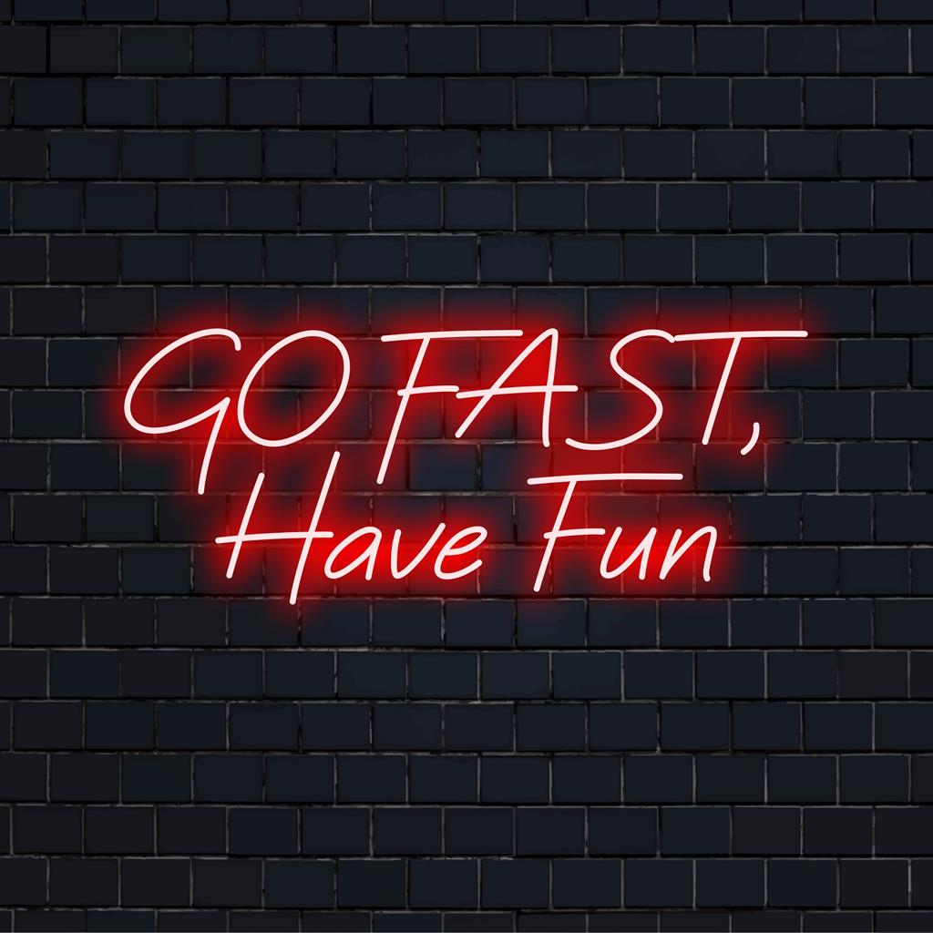 Anpassad LED neonskylt stavning Go Fast, Have Fun, perfekt för livfull inredning och personliga ljuseffekter.