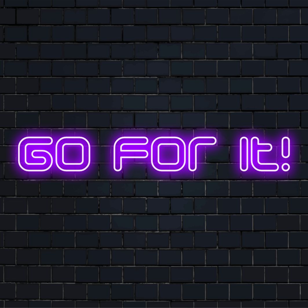 Ljus och djärv, Go For It! LED neonskylt, perfekt för inspirerande utrymmen med levande neonljusdekor.