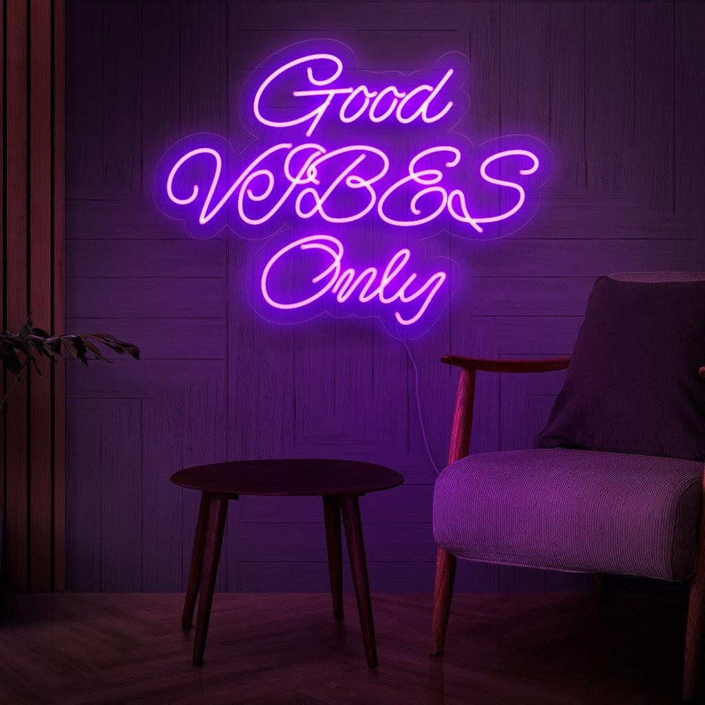 "Good Vibes Only Neon Sign" - Utstrålar positivitet och upplyftande energi, perfekt för utrymmen som prioriterar en glad och optimistisk atmosfär.