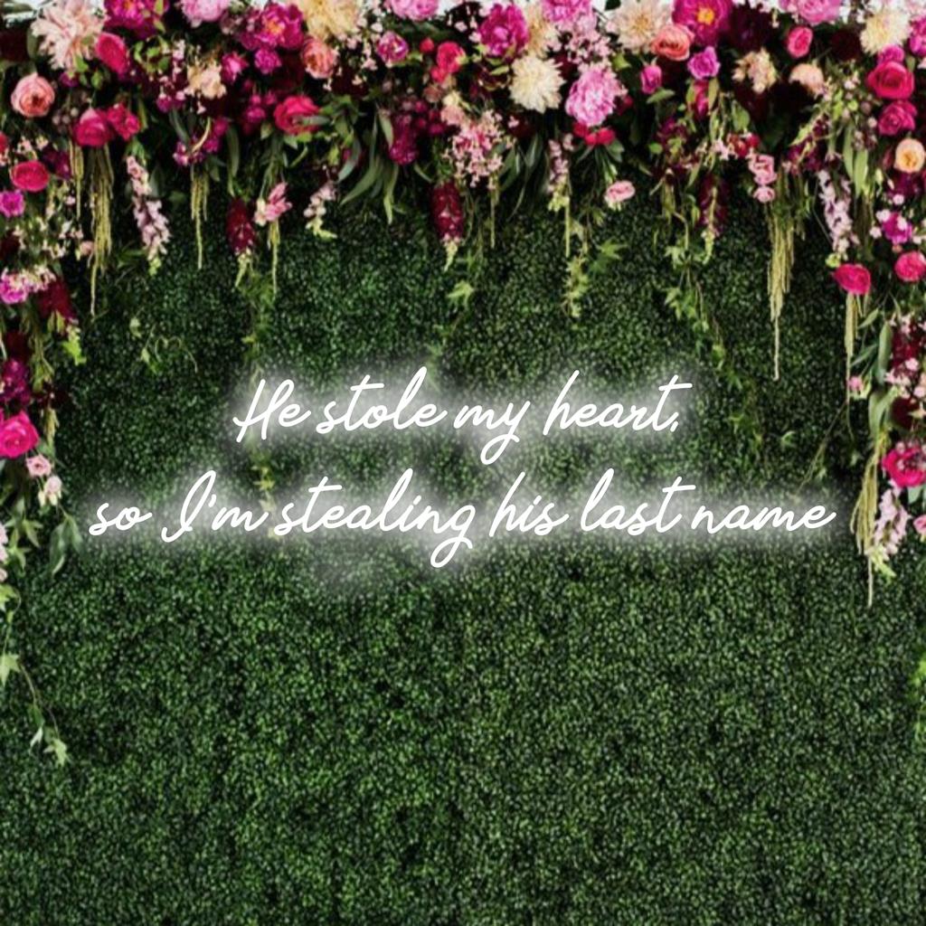 Anpassad LED-neonskylt som säger He Stole My Heart So I'm Stealing His Efternamn i glödande neonljusdekor.