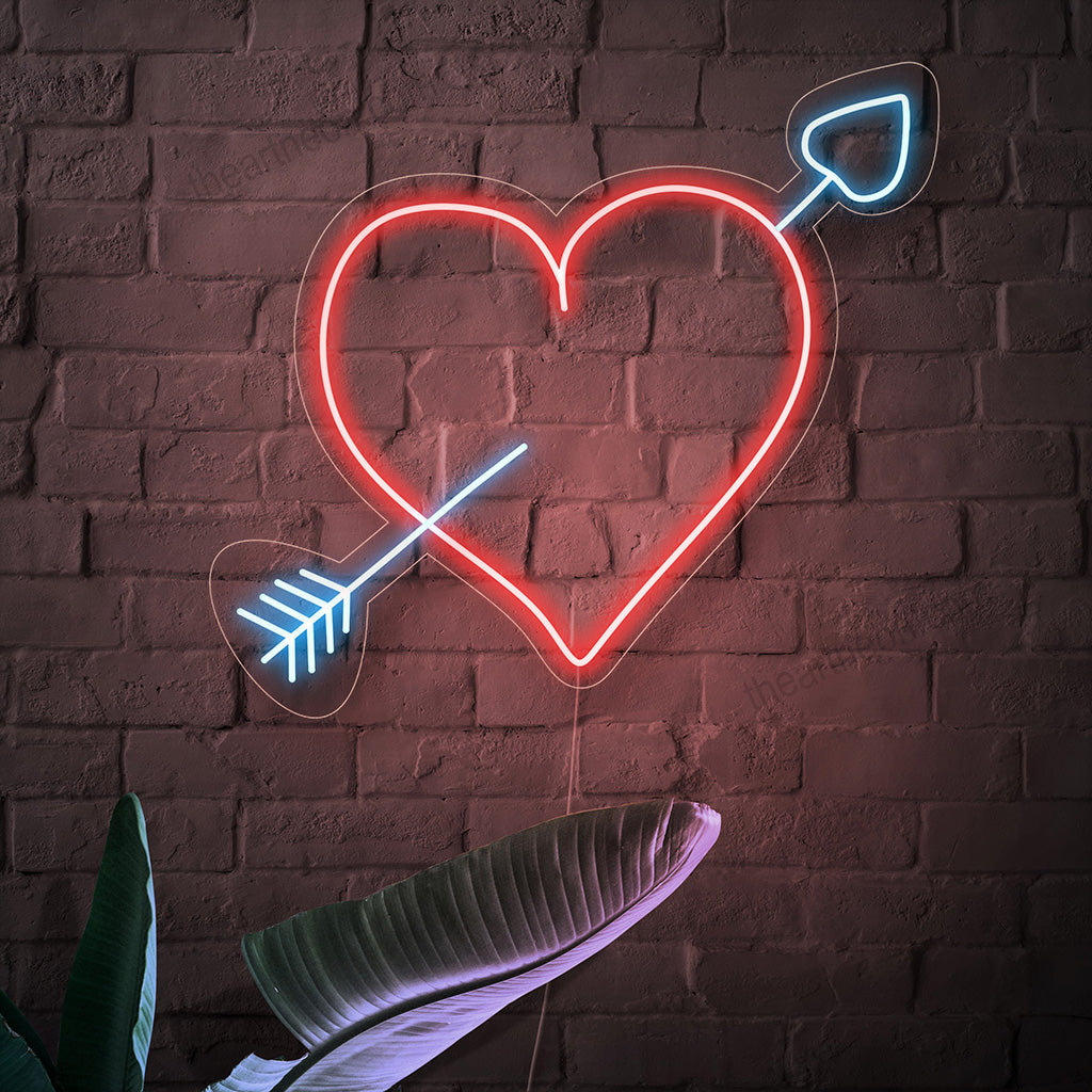 "Heart With Arrow Neon Sign" - Symboliserar kärlek och passion, perfekt för utrymmen som hyllar kärlekshistorier, bröllop eller helt enkelt vill förmedla en känsla av tidlös romantik.