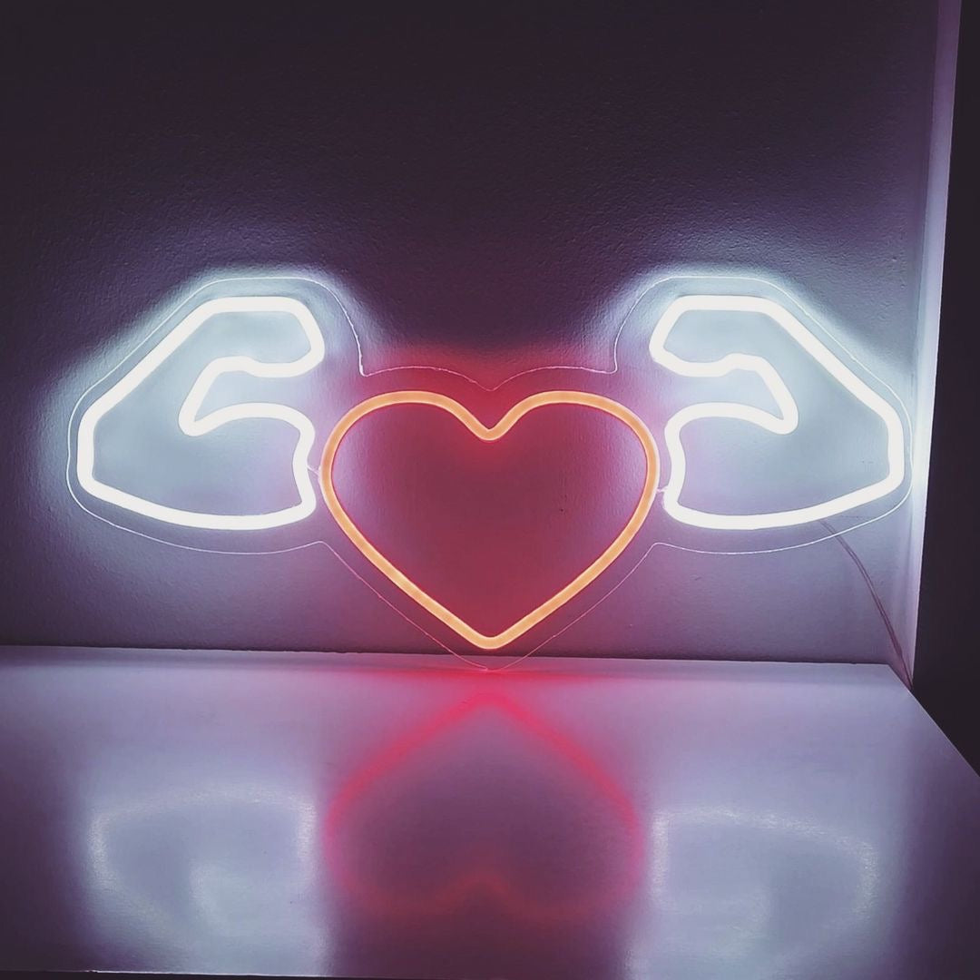 "Heart With Muscular Arms Neon Sign" - utstrålar en lekfull och humoristisk atmosfär, perfekt för fitnessstudior, gym eller andra utrymmen som vill ingjuta energi och nöje i miljön.