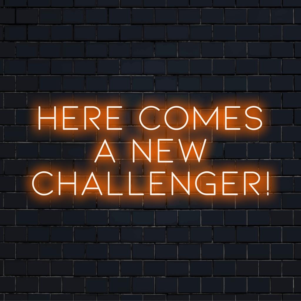 Skräddarsydd LED neonskylt med Here Comes A New Challenger i levande, glödande text; perfekt för unik ljusinredning.