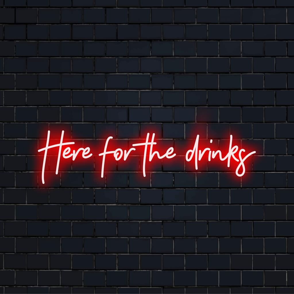Anpassad LED neonskylt med lekfull Here For The Drinks-text; perfekt neonljusdekor för barer eller sammankomster.
