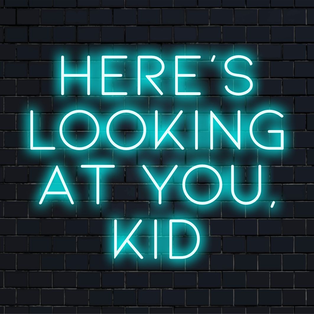 Anpassad LED neonskylt som visar Here���s Looking At You, Kid ��� perfekt för att lägga till vintage charm och klassisk elegans till ditt utrymme.