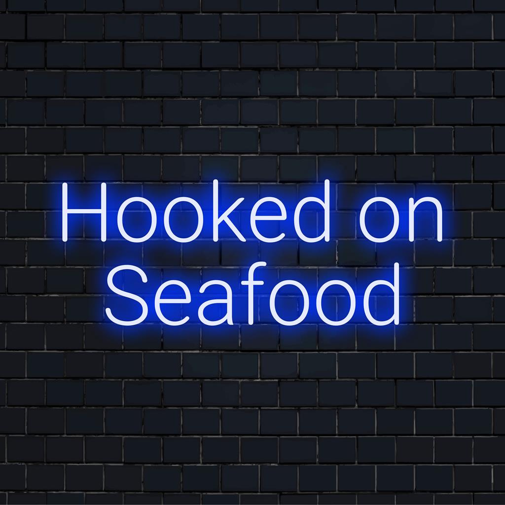 Skräddarsydd LED-neonskylt Hooked On Seafood ��� levande neonljus perfekt för inredning med havstema eller personlig atmosfär.