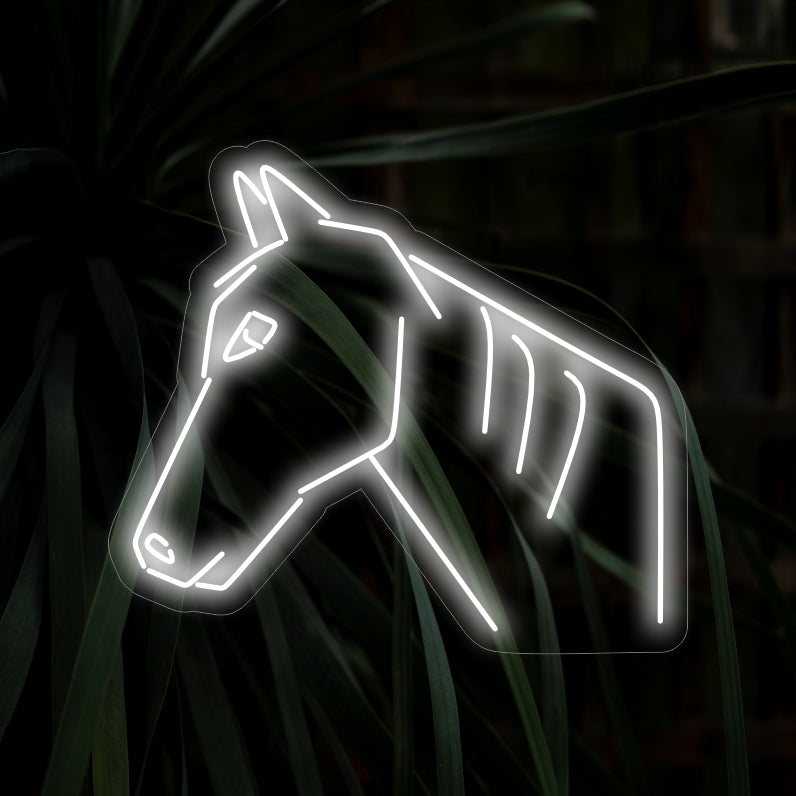 "Horse Neon Sign" - Ett majestätiskt och fängslande tillskott till utrymmen med ridtema, som visar upp hästarnas anda och grace med ett dynamiskt och förtrollande neonljus.
