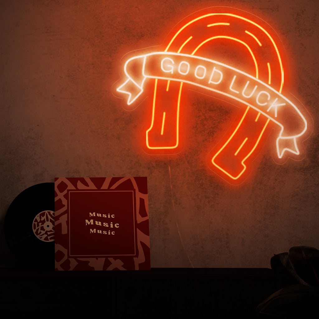 "Horseshoe Neon Sign" - En symbol för tur och charm, detta neonljus är ett perfekt komplement till barer och kasinon, och lägger till en touch av förmögenhet och känsla för en livlig och inbjudande atmosfär.