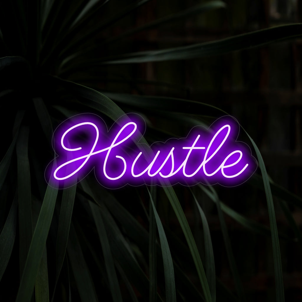"Hustle Neon Sign" - Ett motiverande tillägg till arbetsutrymmen, med ordet "Hustle" för en målmedveten och hårt arbetande atmosfär som skapar en fokuserad och stärkande atmosfär.
