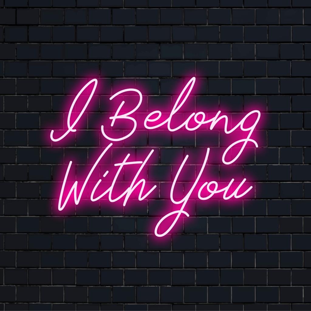 Anpassningsbar LED-neonskylt med frasen I Belong With You i livfulla färger, perfekt för personlig neondekor.
