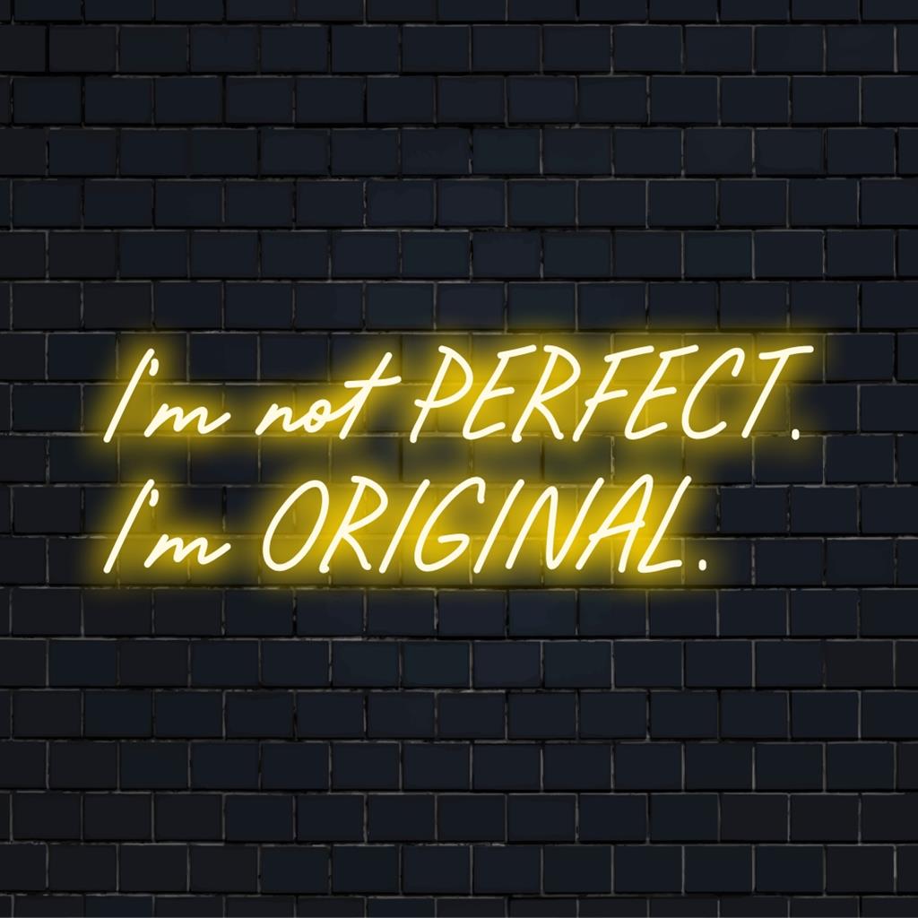 Anpassad LED-neonskylt som visar fantasifull text, I'm Not Perfect. Jag är original. Neon statement, inspirerande väggkonst.