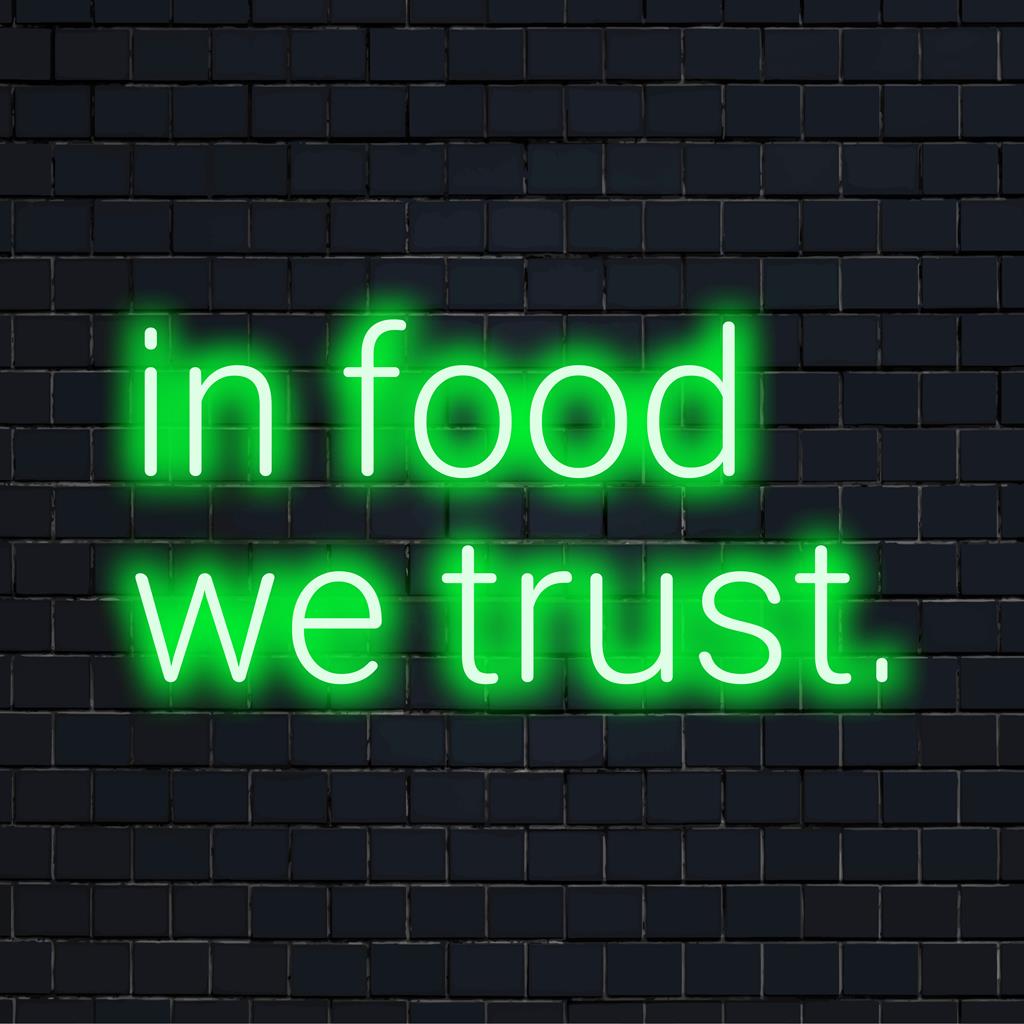 LED-neonskylt med 'In Food We Trust', perfekt för kök eller matsalar, med anpassad LED-neonkonst.