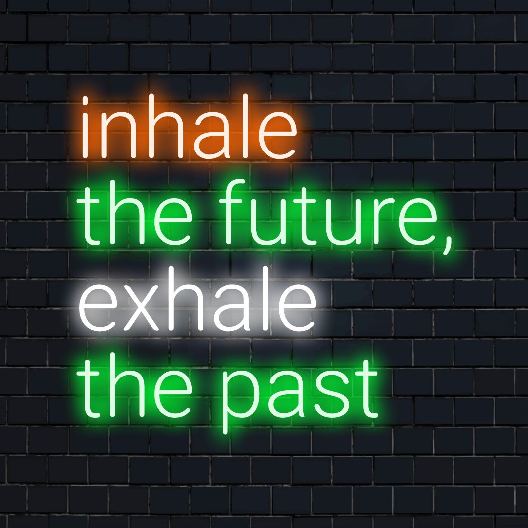 Inhale The Future, Exhale The Past LED-neonskylt med eleganta bokstäver för modern väggkonst och inspirerande dekor.