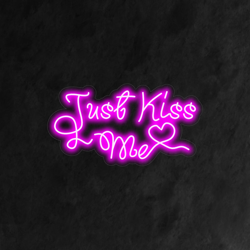 "Just Kiss Me Neon Sign" - Lys upp ditt utrymme med en romantisk glöd med denna neonskylt, prydd med de förtrollande orden "Just Kiss Me."
