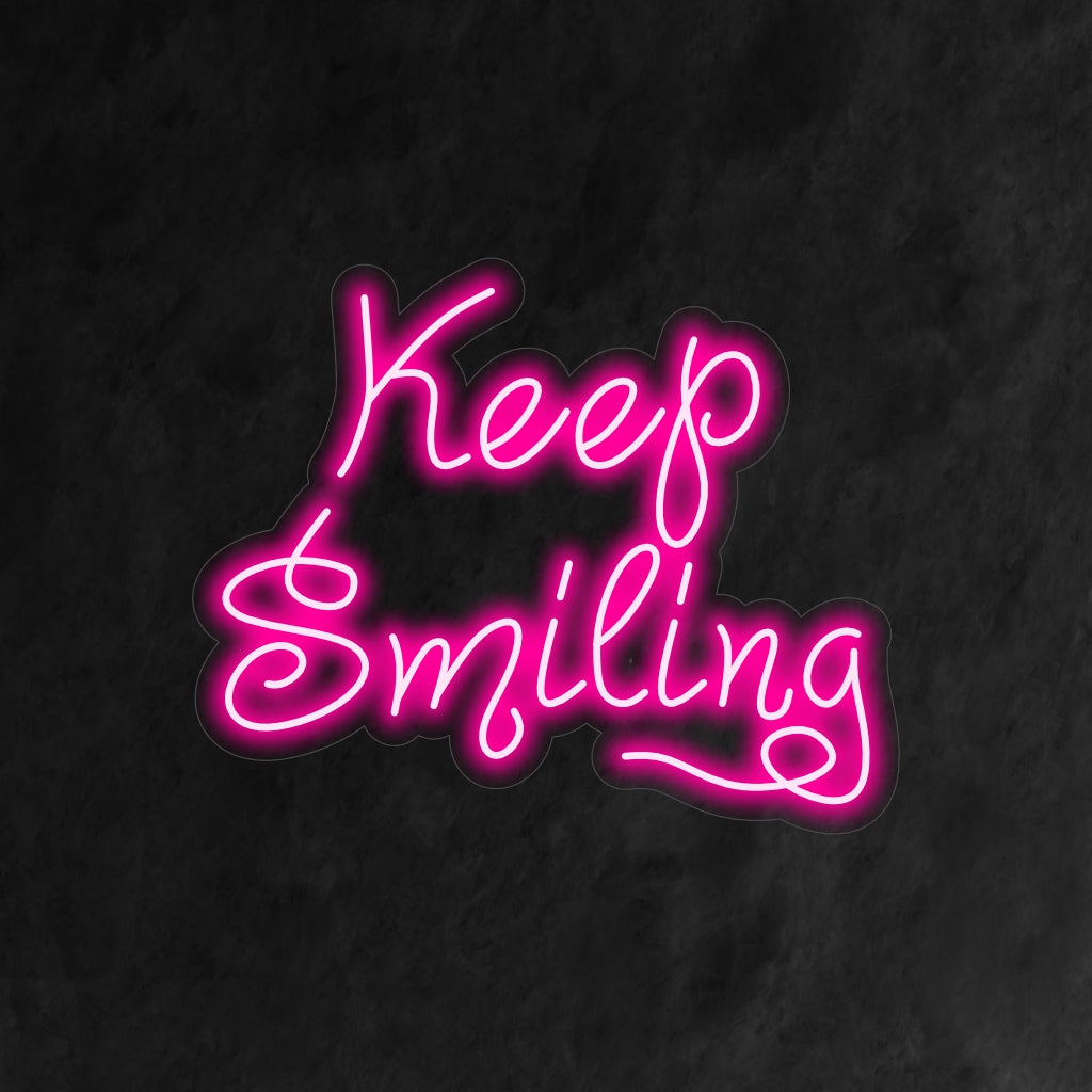 "Keep Smiling Neon Sign" är ett motiverande och positivt tillskott till din inredning. Ett neonljus som fungerar som en daglig påminnelse om att upprätthålla ett glatt sinne.