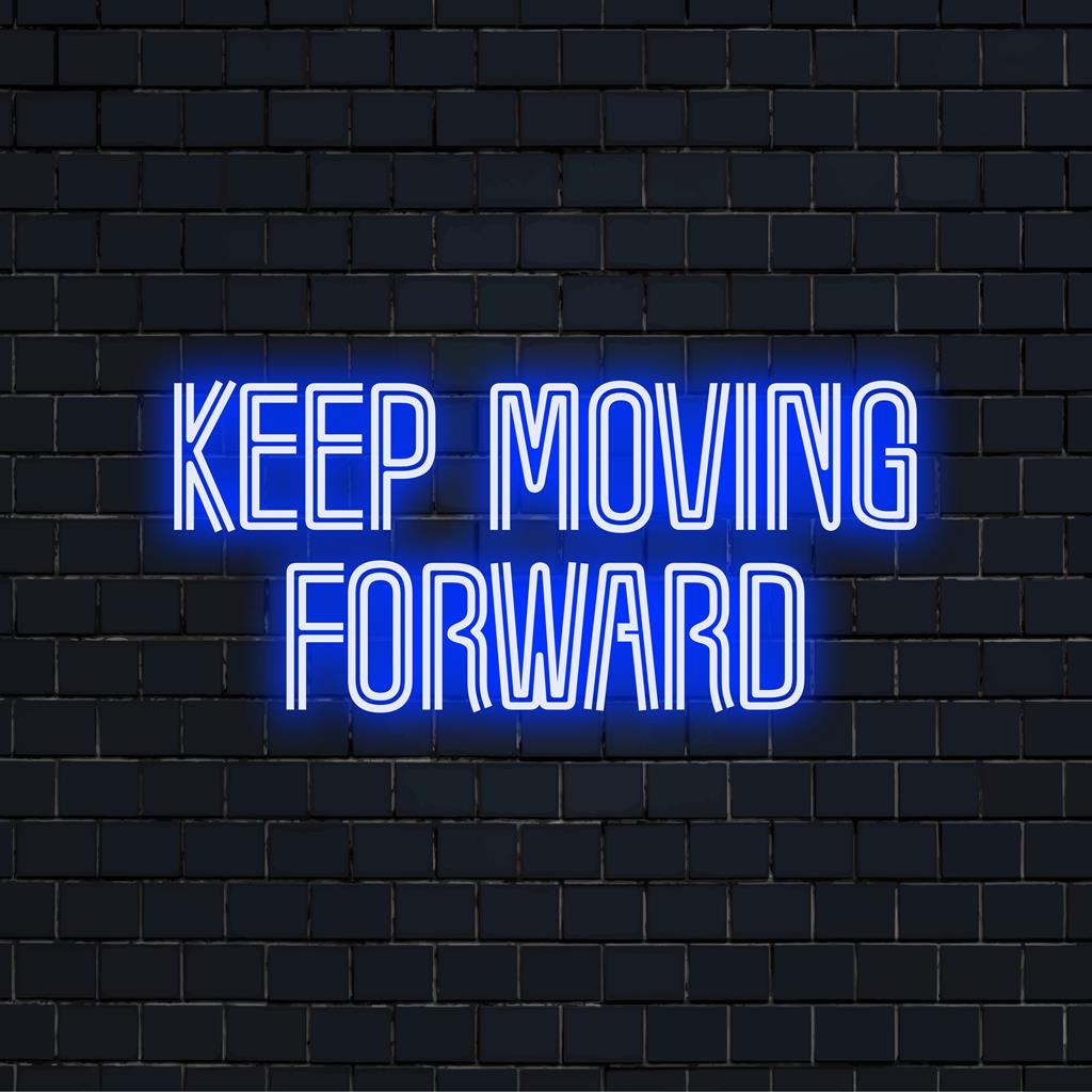 Snygg LED-neonskylt med den inspirerande texten Keep Moving Forward, perfekt för att lägga till en motiverande touch till alla utrymmen.