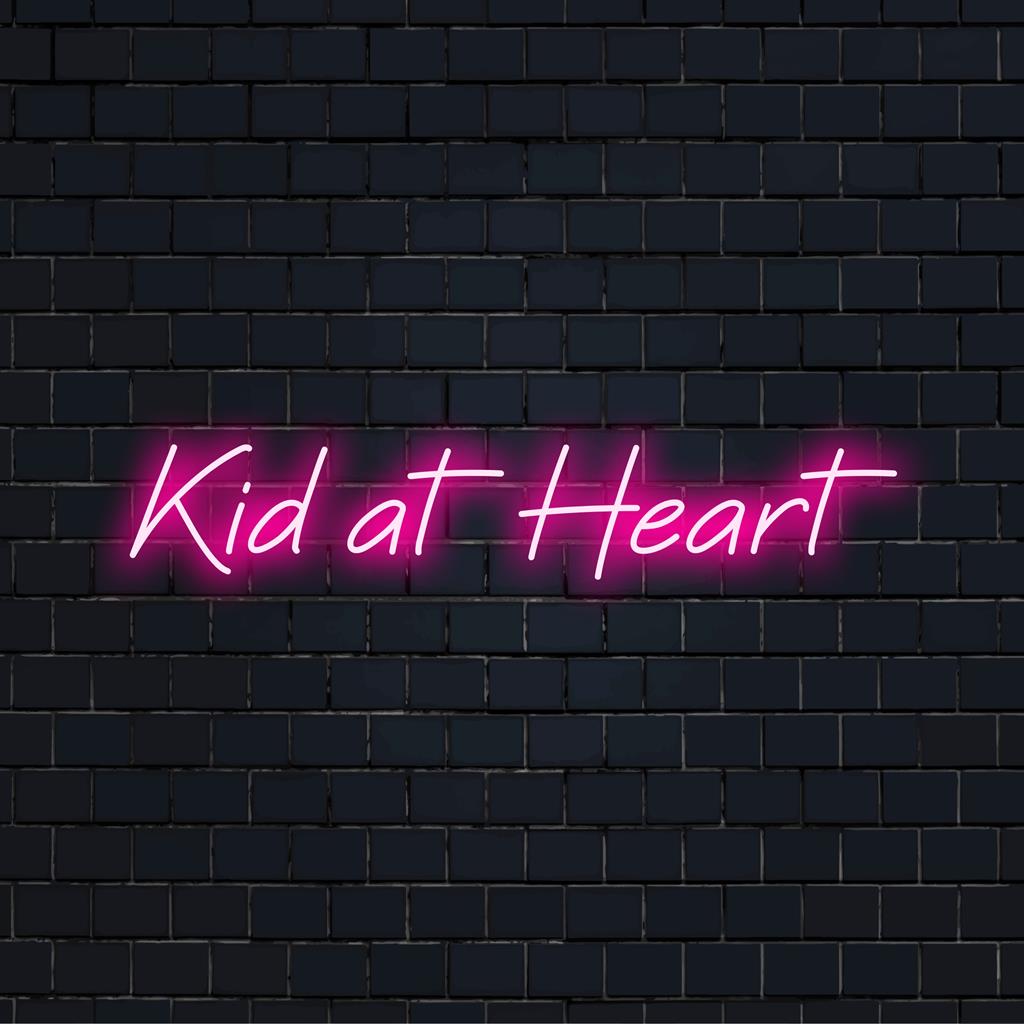 Vibrant Kid At Heart LED neonskylt som kombinerar lekfull nostalgi med lysande konst; perfekt för unik väggdekoration.